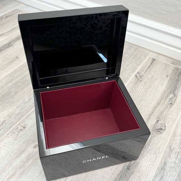 Chanel Black La Boîte Laquée Beauty Box - Picture 3 of 14